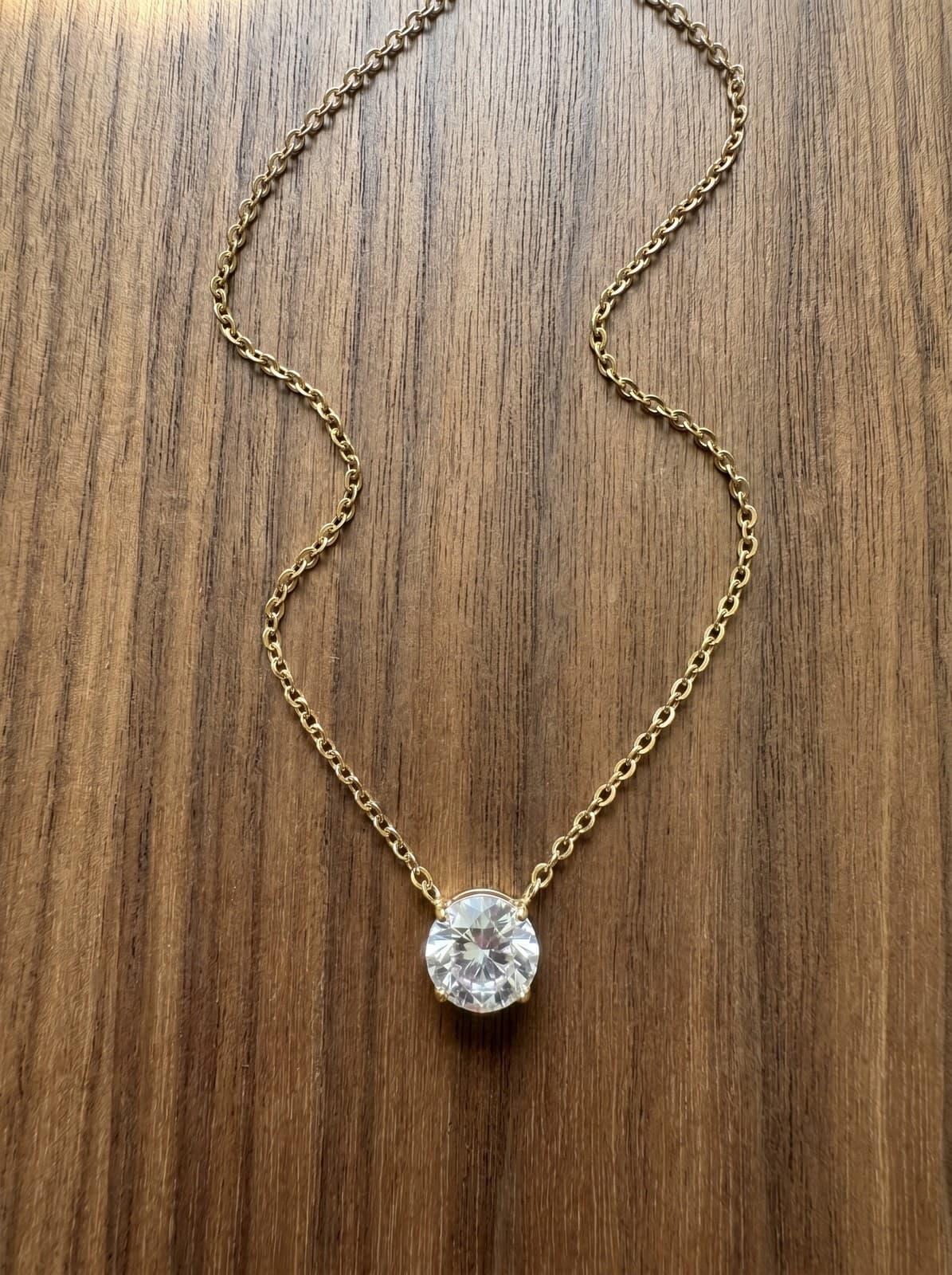 Colar Solitário Ponto de Luz Pedra Redonda Dourado Aço Inox 316L — imagem 2