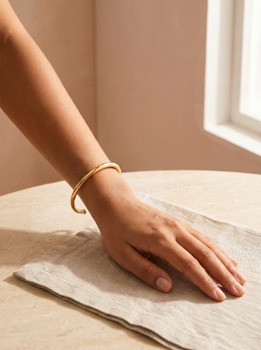 Bracelete Liso Redondo Dourado Aço Inox 316L Feminino — imagem 3