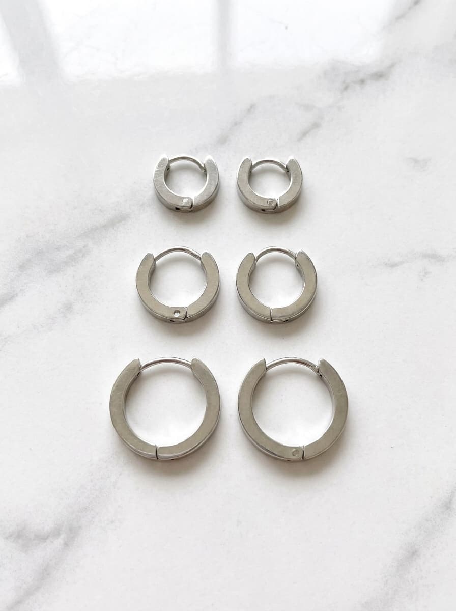 Trio Brincos Argola Huggie P M G Prateado Aço Inox 316L Feminino — imagem 4