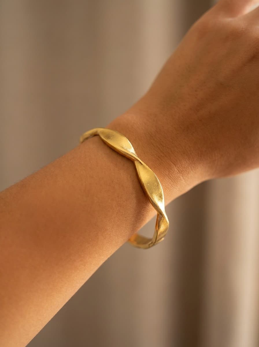 Bracelete Facetado Geométrico Dourado Aço Cirúrgico 316L Feminino — imagem 4