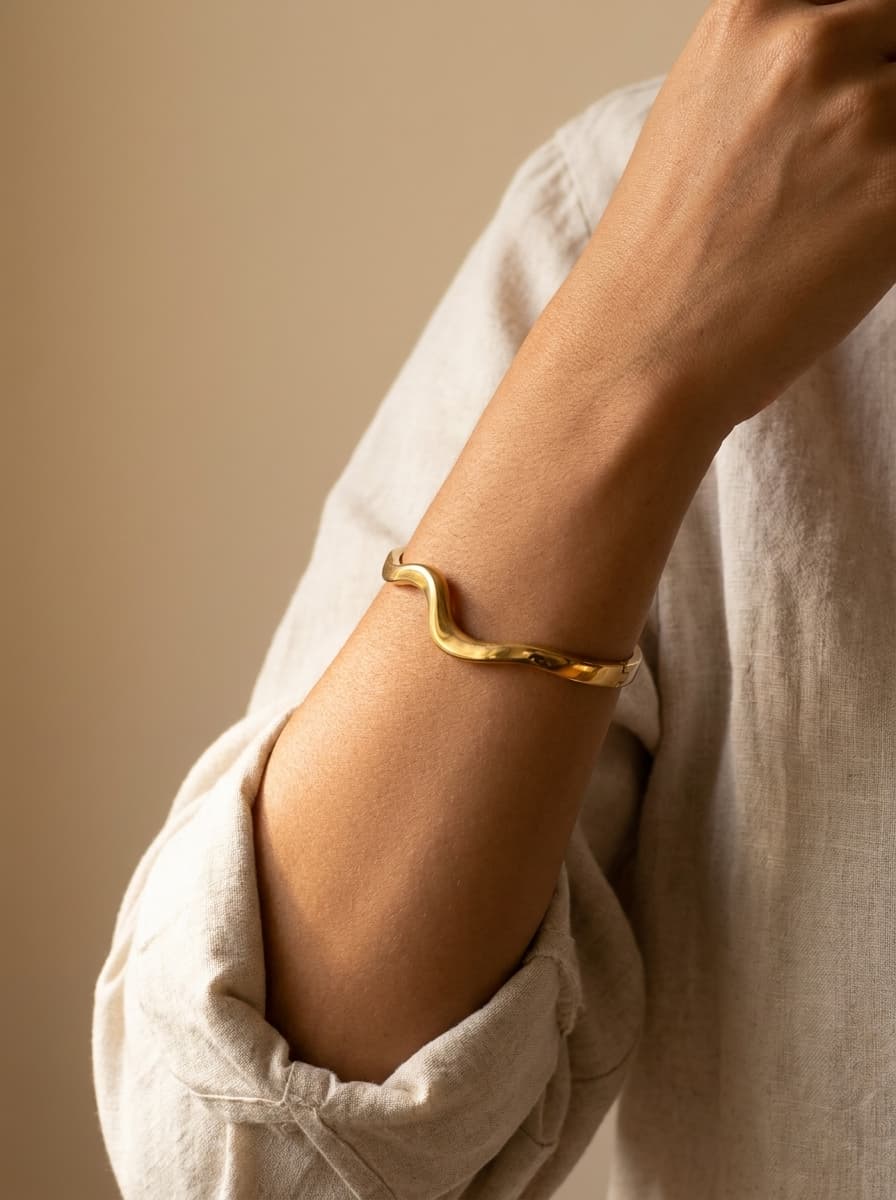 Bracelete Onda Dourado Aço Inox 316L Feminino — imagem 3