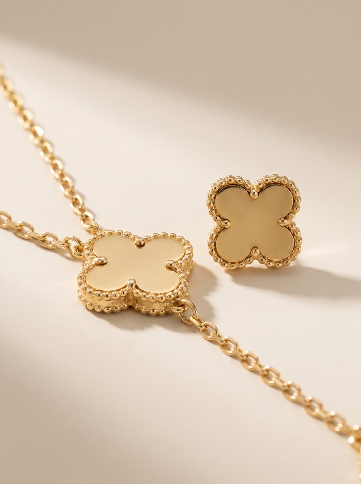 Conjunto Colar Longo Brincos Trevo Virgínia Dourado Aço Cirurgico — imagem 3