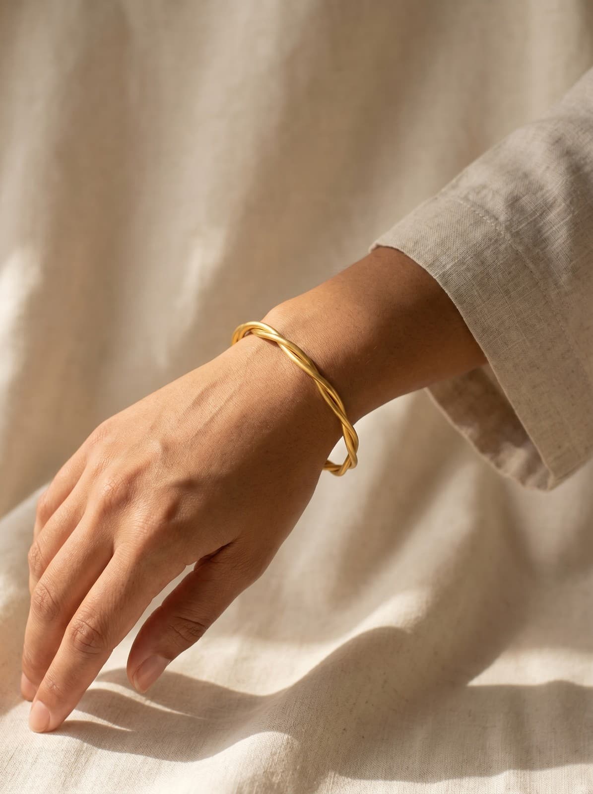 Bracelete Fio Trançado Dourado Aço Inox 316L Feminino — imagem 4