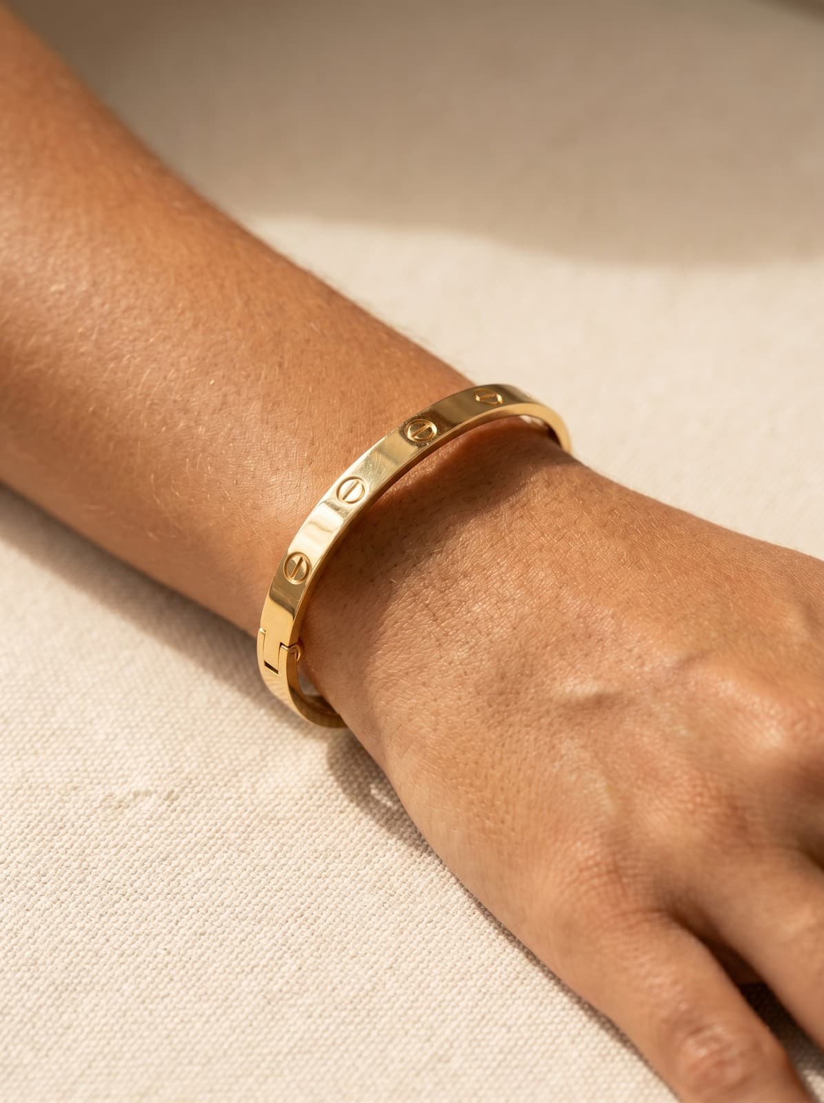Bracelete Rígido Parafuso Dourado Aço Inox 316L Feminino — imagem 1
