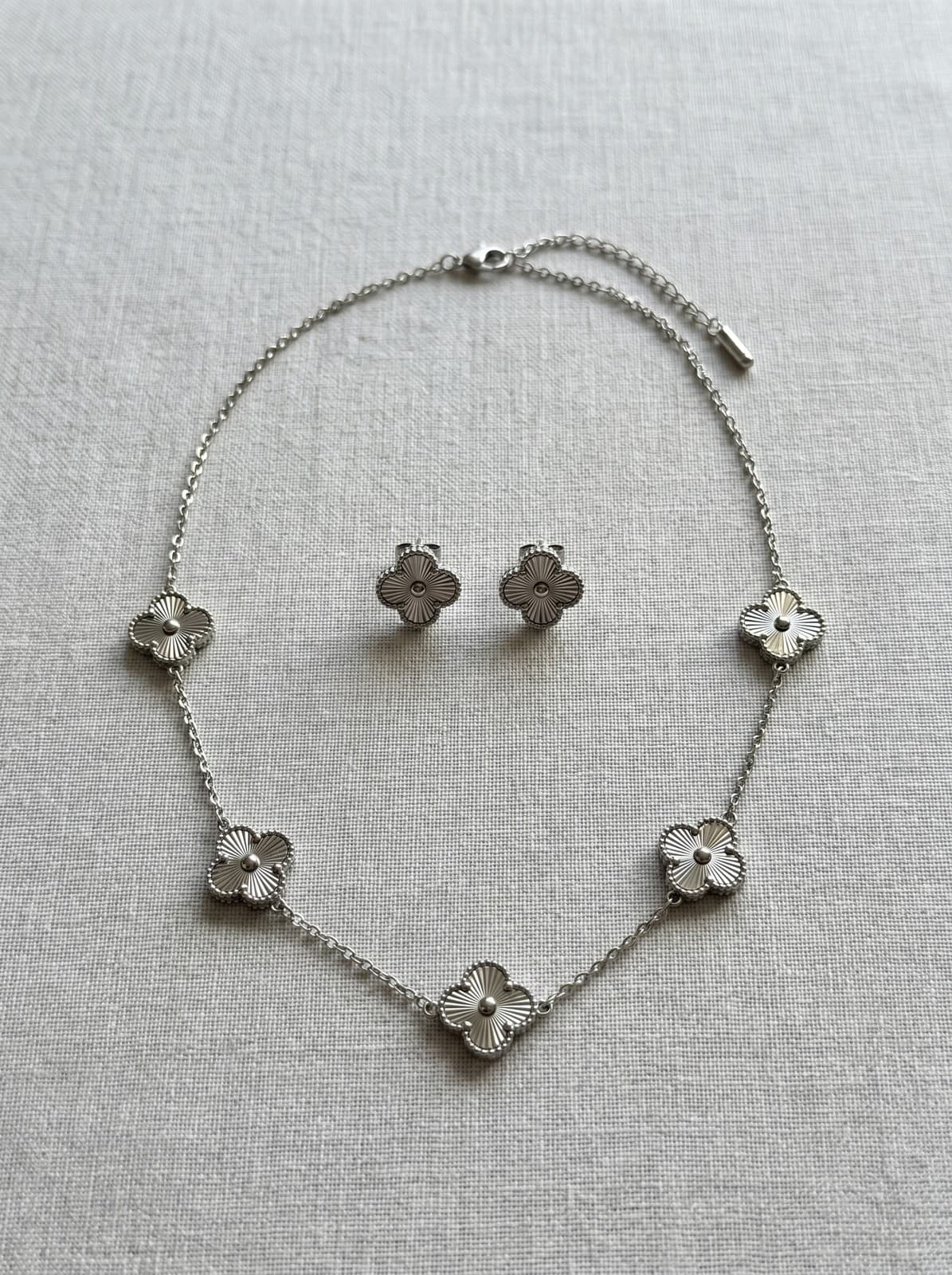 Conjunto Colar Longo Brincos Trevo Virgínia Prata Aço Cirurgico — imagem 4