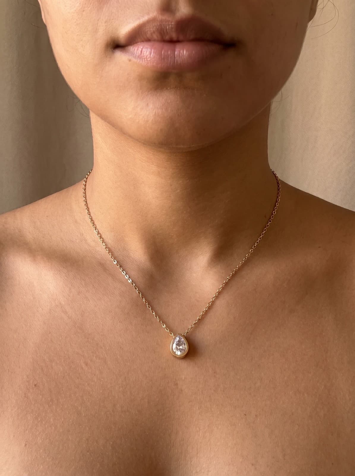 Colar Solitário Pingente Gota Cristal Dourado Aço Inox 316L — imagem 4