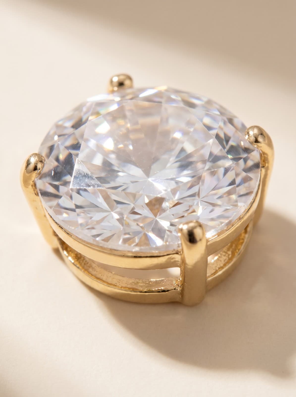 Colar Solitário Ponto de Luz Pedra Redonda Dourado Aço Inox 316L — imagem 3