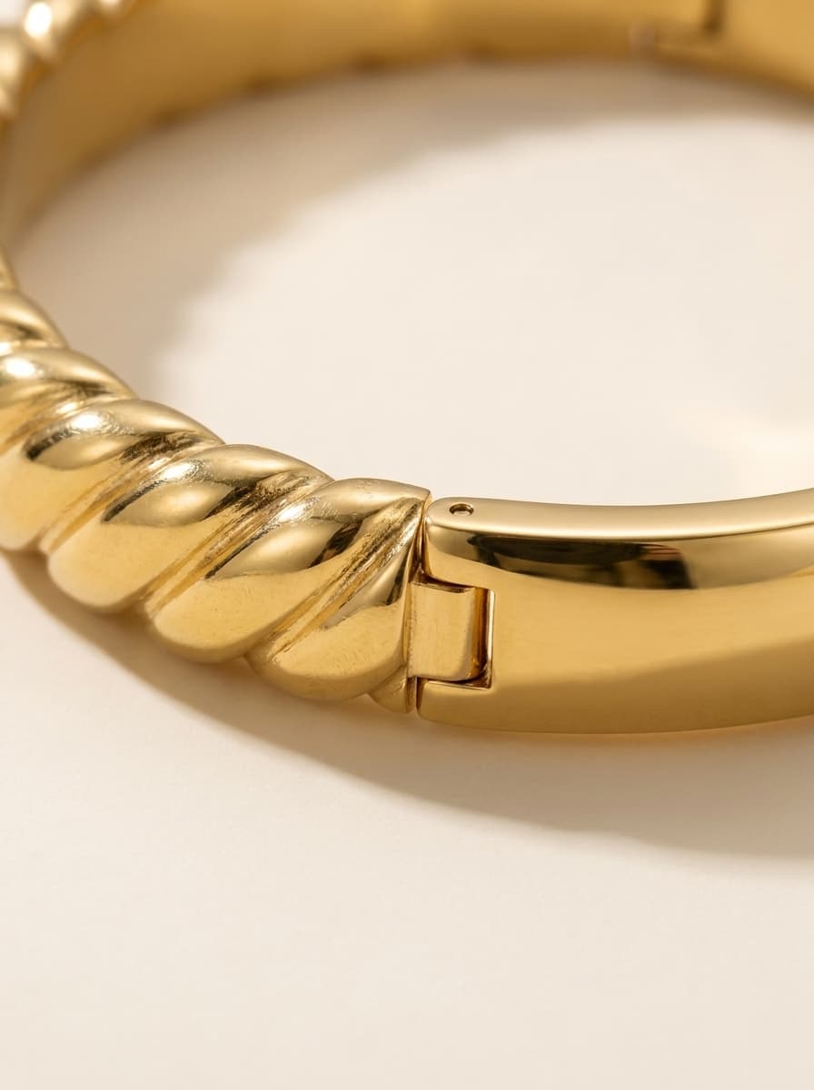 Bracelete Torcido Dourado Aço Inox 316L Feminino — imagem 2