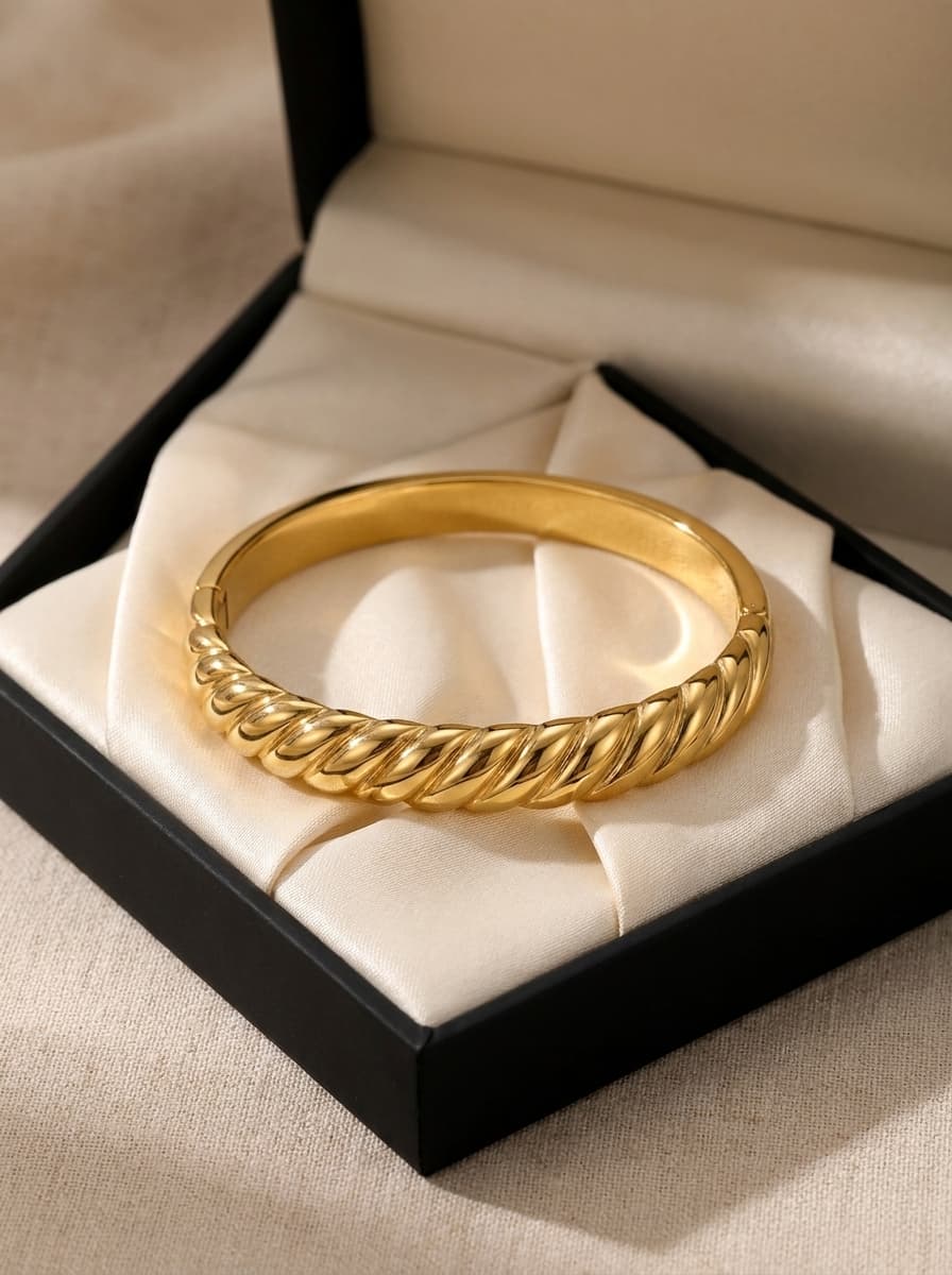 Bracelete Torcido Dourado Aço Inox 316L Feminino — imagem 3