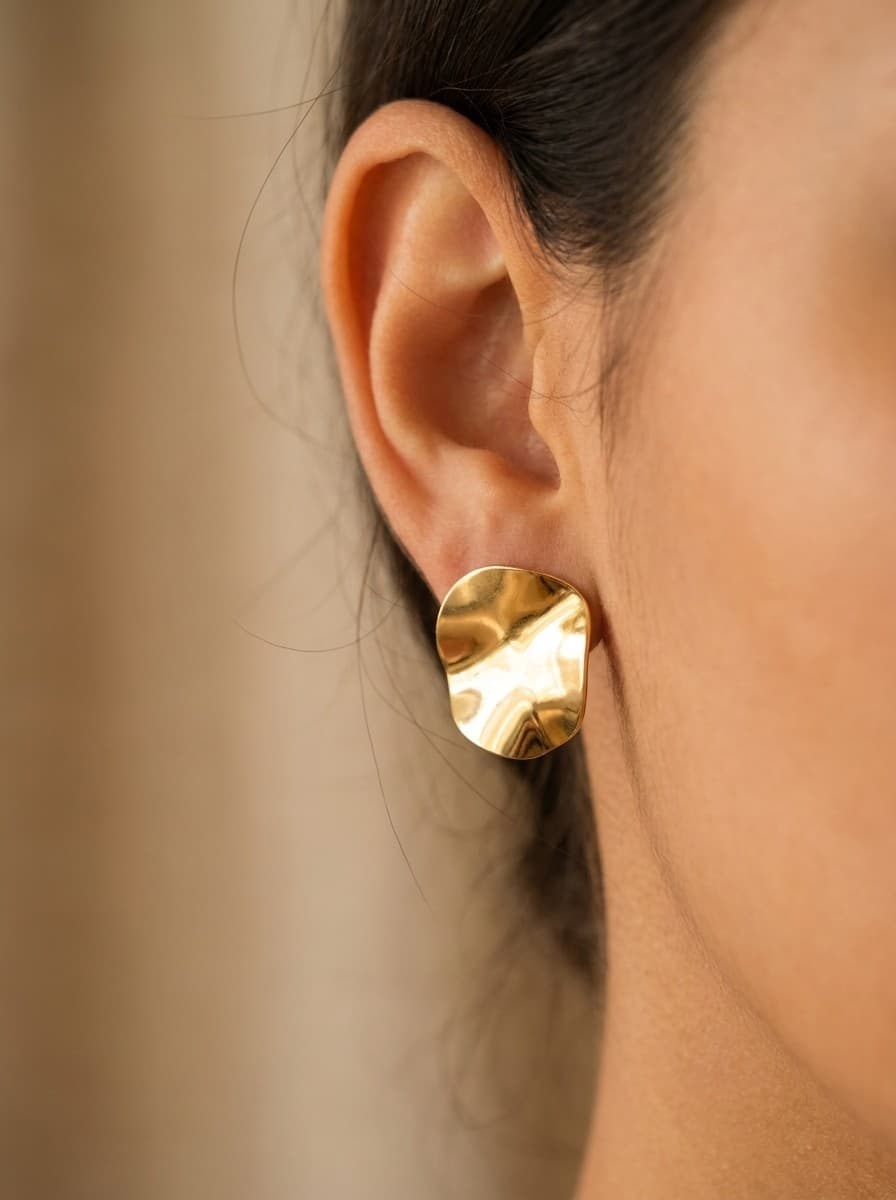 Brinco Folha Stud Ondulada Dourado Aço Cirúrgico 316L Feminino — imagem 4