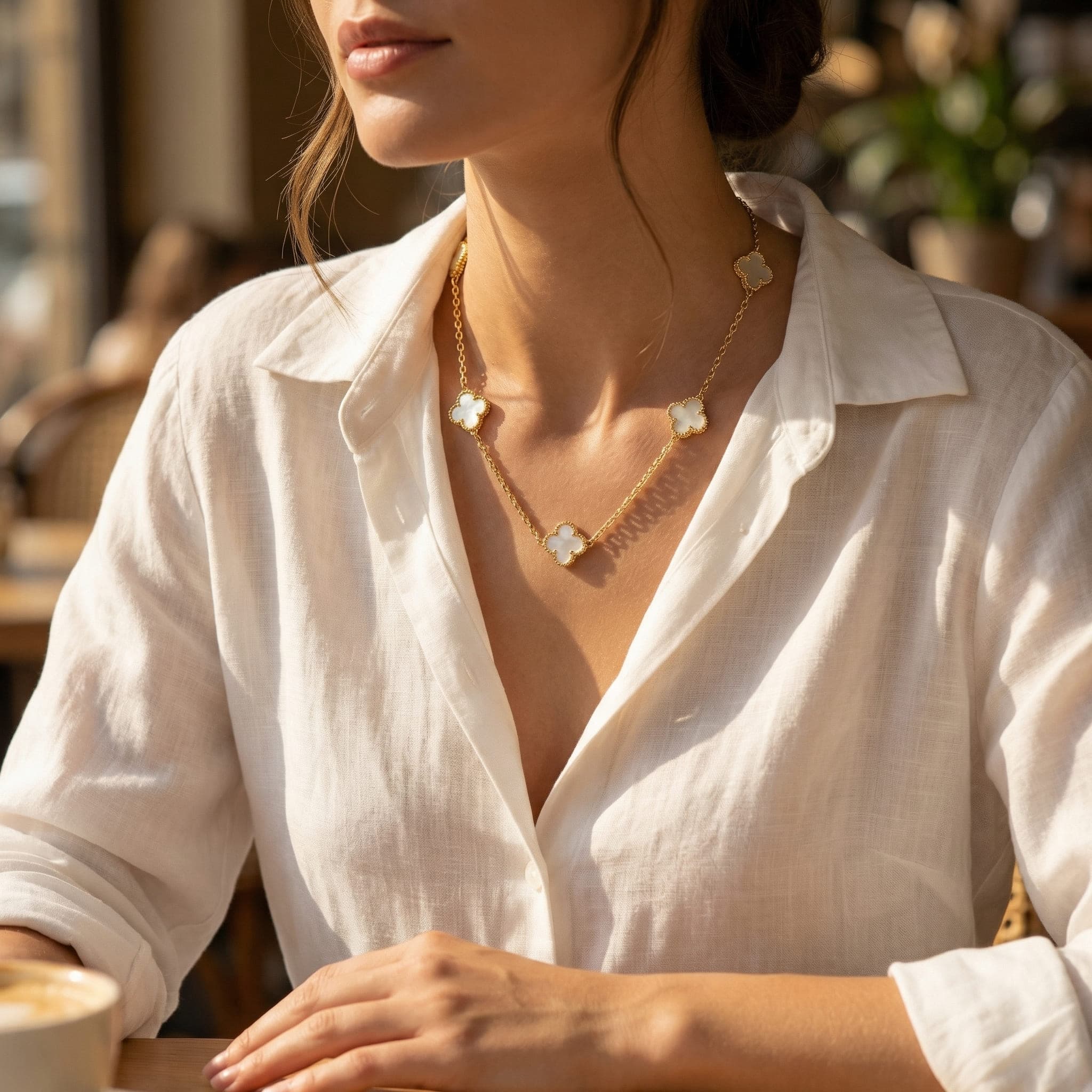 Colar Trevo Quatro Folhas Branco Dourado Aço Inox 316L Feminino — imagem 1