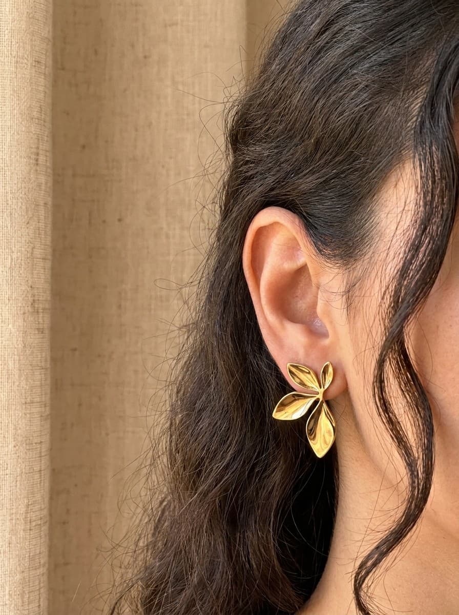 Brinco Pétalas Folhas Stud Dourado Aço Cirúrgico 316L Feminino — imagem 4