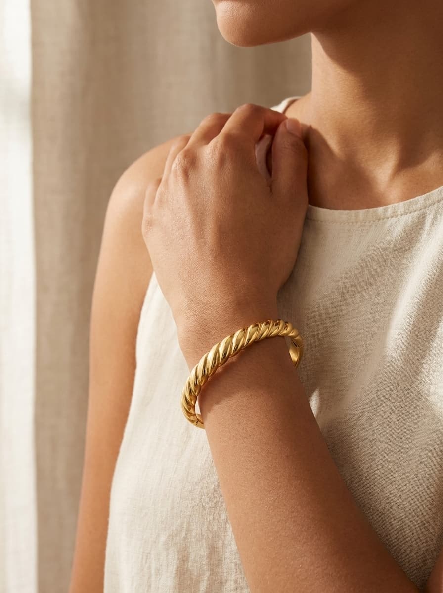 Bracelete Torcido Dourado Aço Inox 316L Feminino — imagem 4