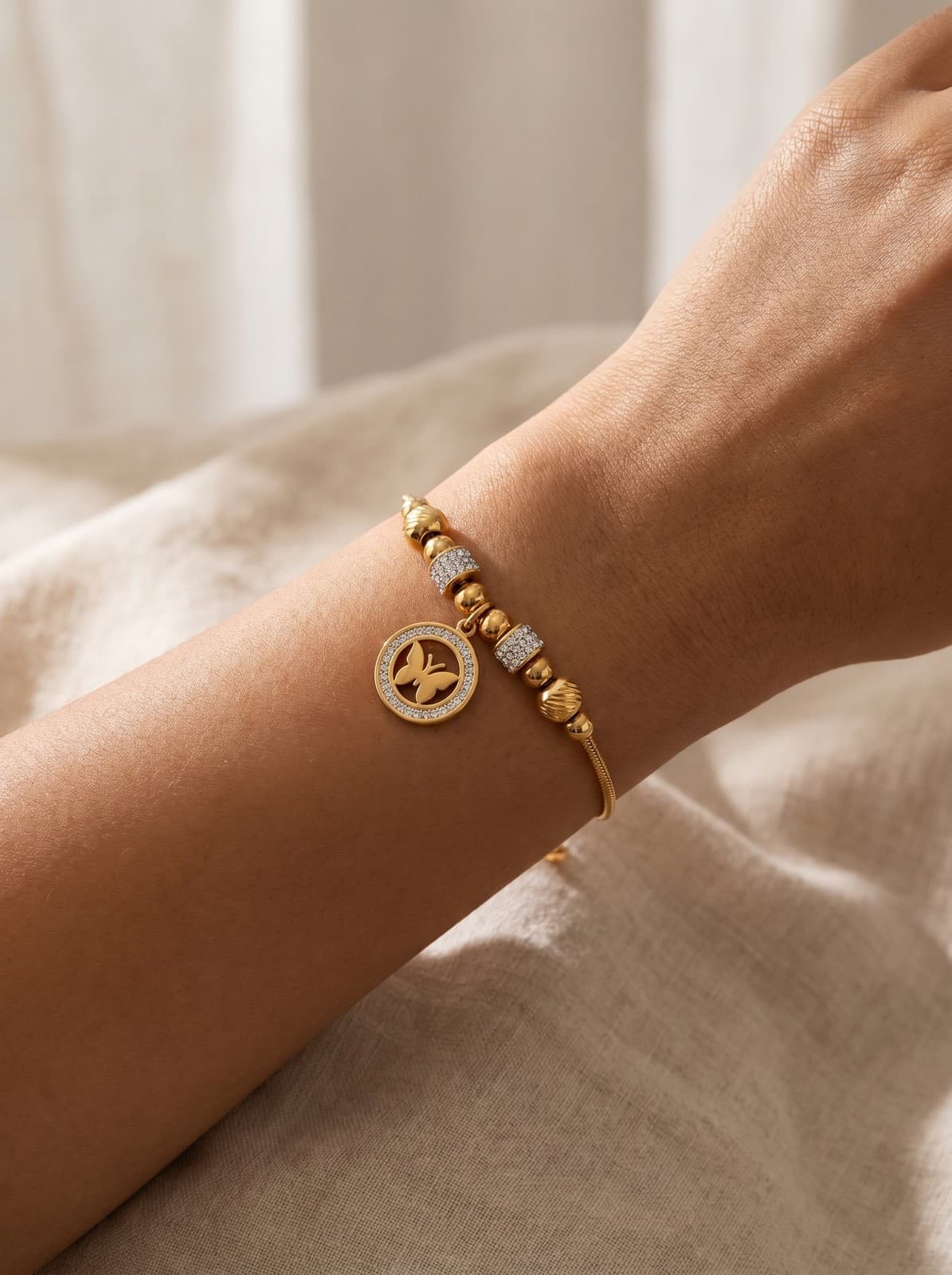 Pulseira Charm Borboleta Strass Dourada Aço Inox 316L — imagem 4