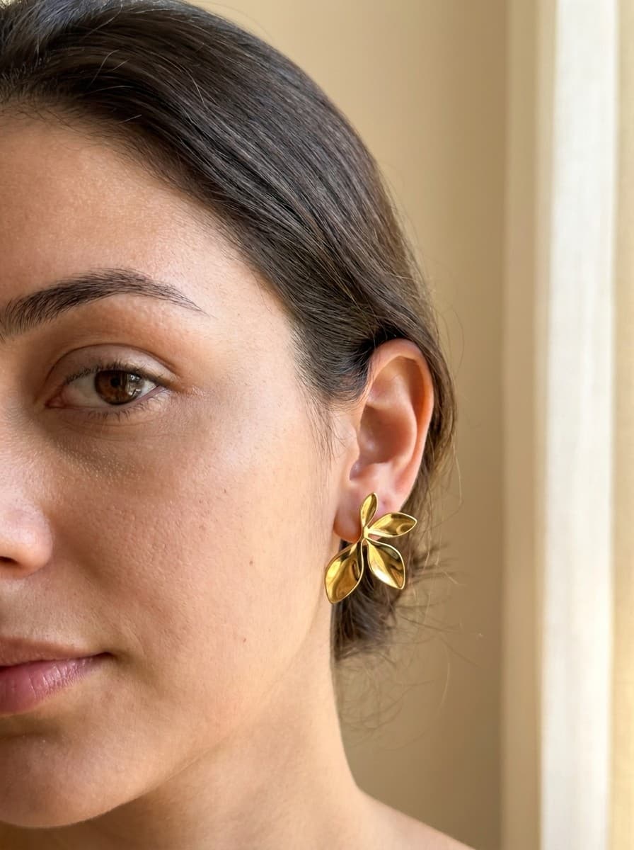 Brinco Pétalas Folhas Stud Dourado Aço Cirúrgico 316L Feminino — imagem 1