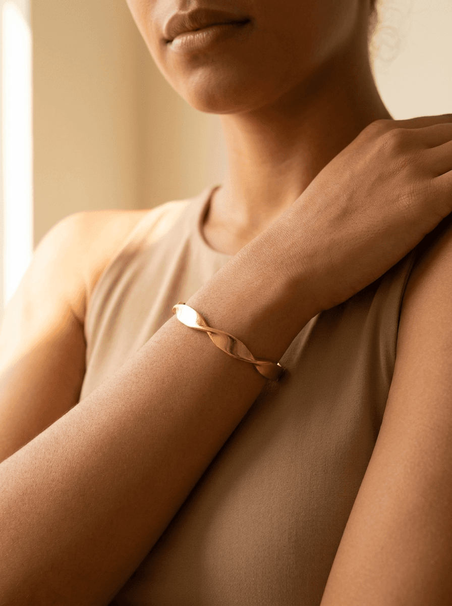 Bracelete Facetado Geométrico Dourado Aço Cirúrgico 316L Feminino — imagem 1