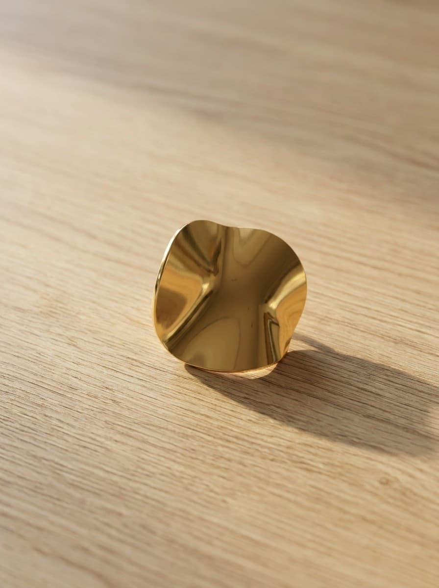 Brinco Folha Stud Ondulada Dourado Aço Cirúrgico 316L Feminino — imagem 2