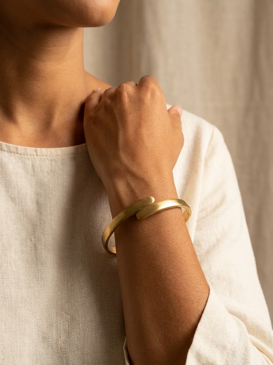 Bracelete Aberto Dourado Aço Inox 316L Feminino — imagem 3