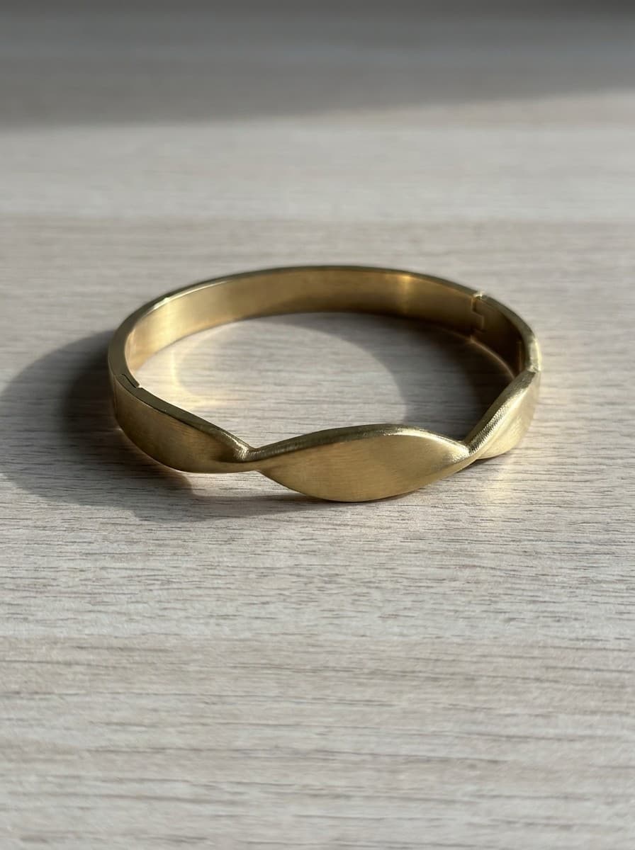 Bracelete Facetado Geométrico Dourado Aço Cirúrgico 316L Feminino — imagem 2