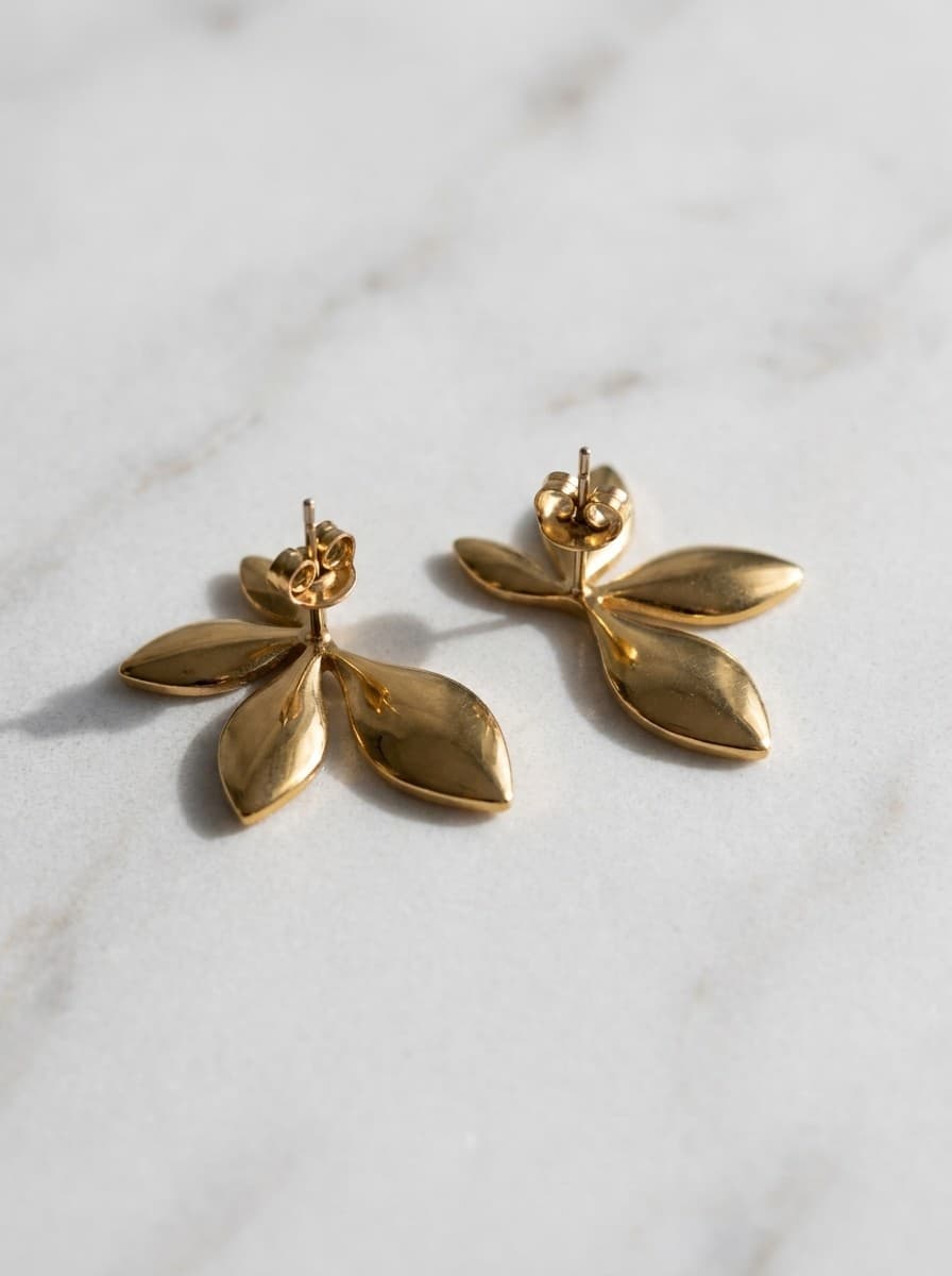 Brinco Pétalas Folhas Stud Dourado Aço Cirúrgico 316L Feminino — imagem 2