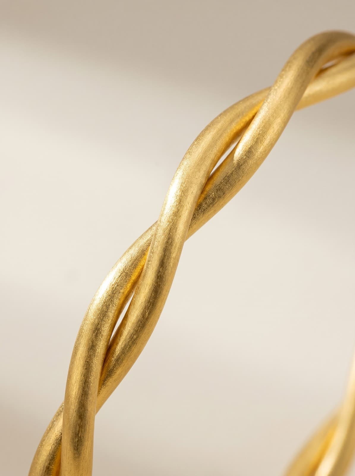 Bracelete Fio Trançado Dourado Aço Inox 316L Feminino — imagem 3