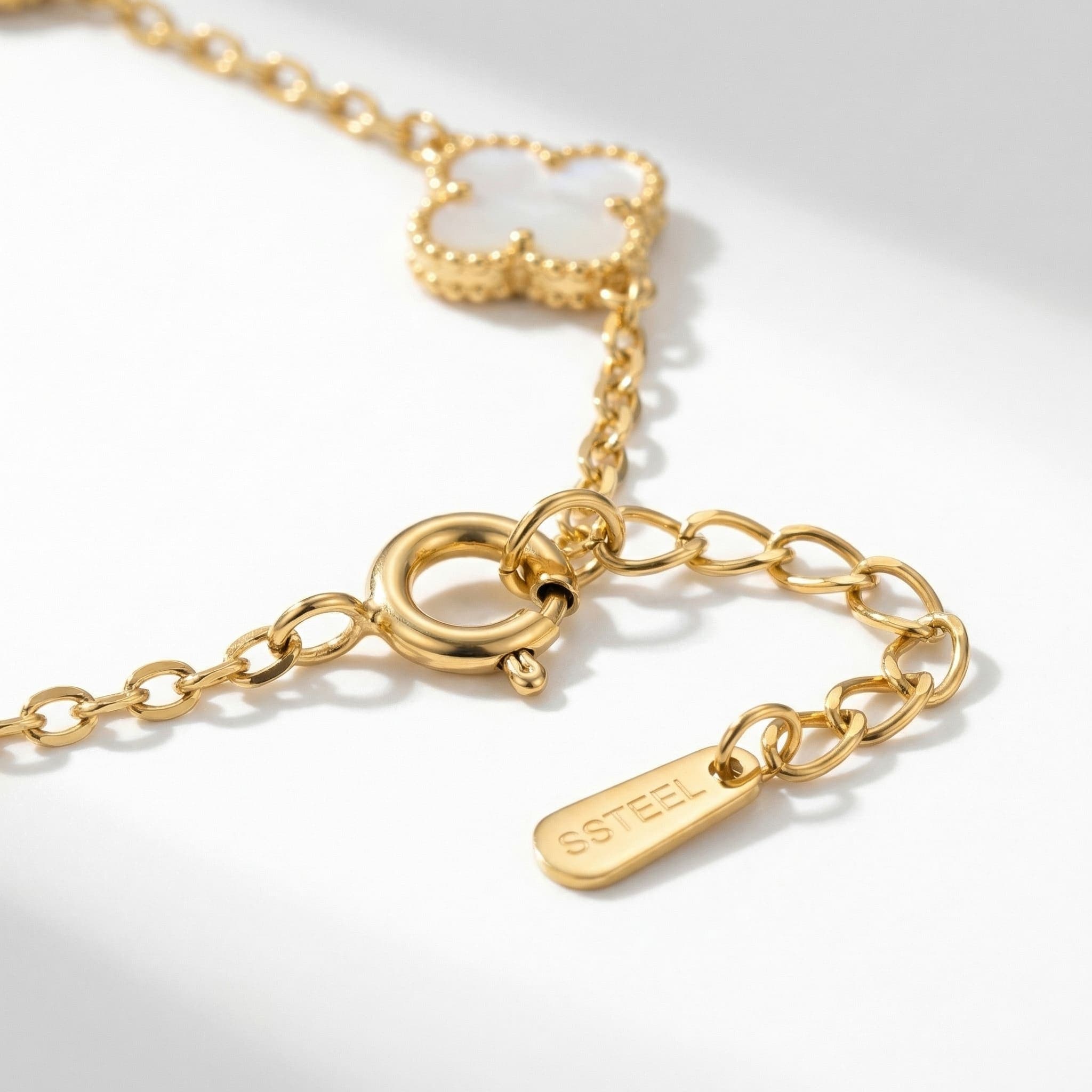 Colar Trevo Quatro Folhas Branco Dourado Aço Inox 316L Feminino — imagem 2