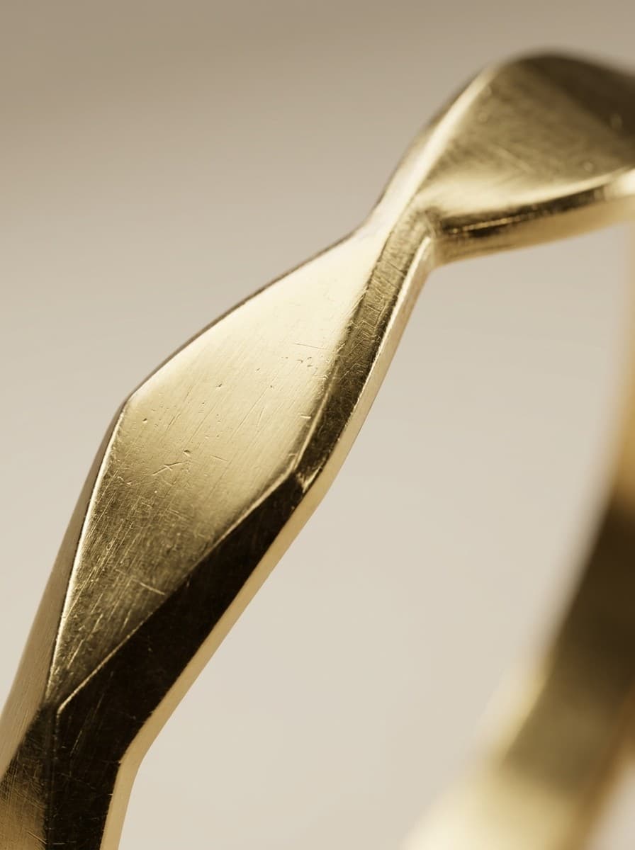 Bracelete Facetado Geométrico Dourado Aço Cirúrgico 316L Feminino — imagem 3