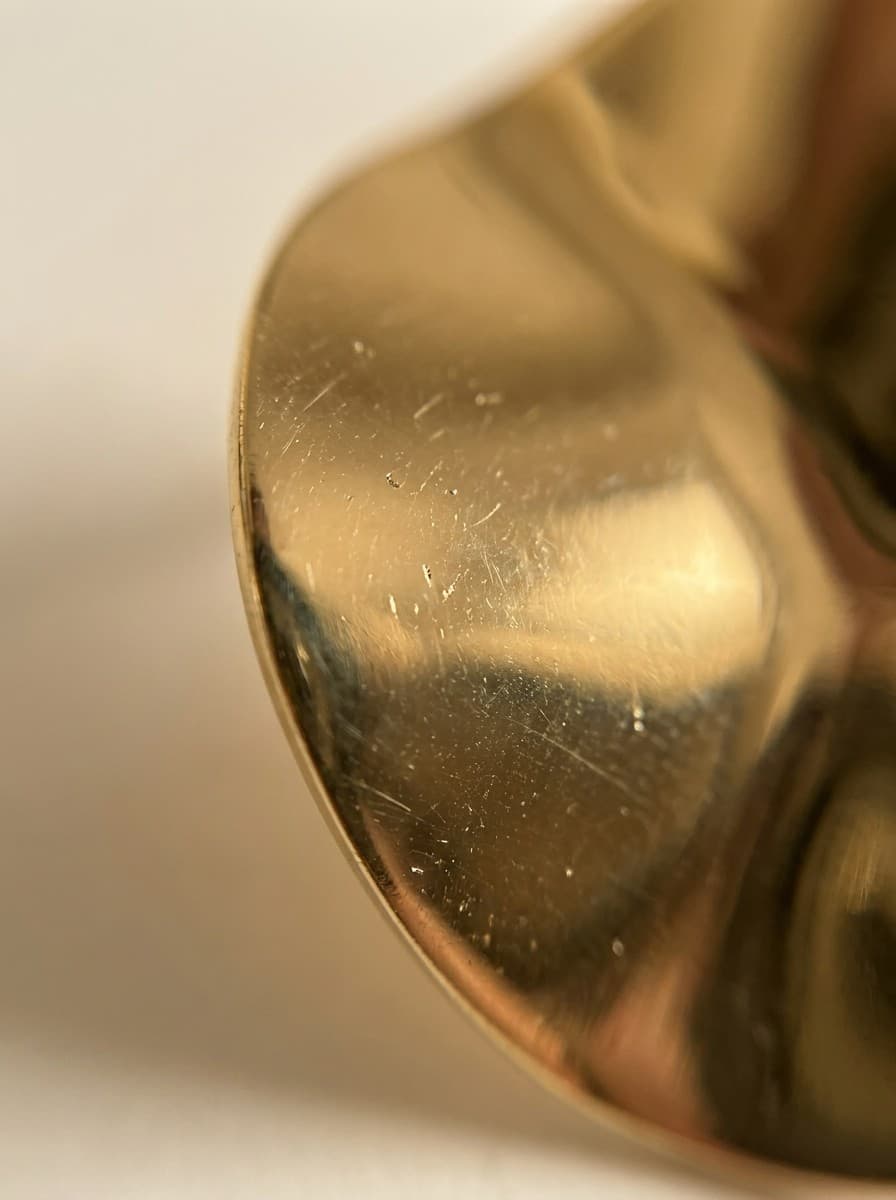 Brinco Folha Stud Ondulada Dourado Aço Cirúrgico 316L Feminino — imagem 3